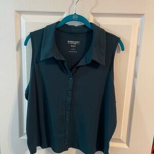 Darling hunter green sleeveless top!